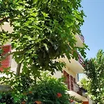In Mit Garten- Terrasse Und Grill By Interhome Lejlighed