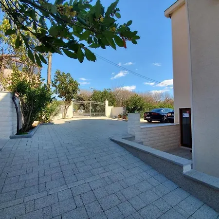 In Mit Garten- Terrasse Und Grill By Interhome *