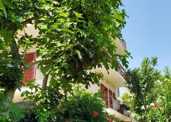 In Mit Garten- Terrasse Und Grill By Interhome Apartmán