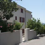 In Mit Garten- Terrasse Und Grill By Interhome Apartman